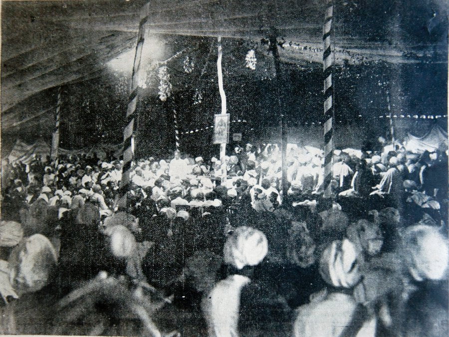 Lokmanya Tilak giving a speech at the 18th Bombay Provincial Congress at Belgaum in 1916.